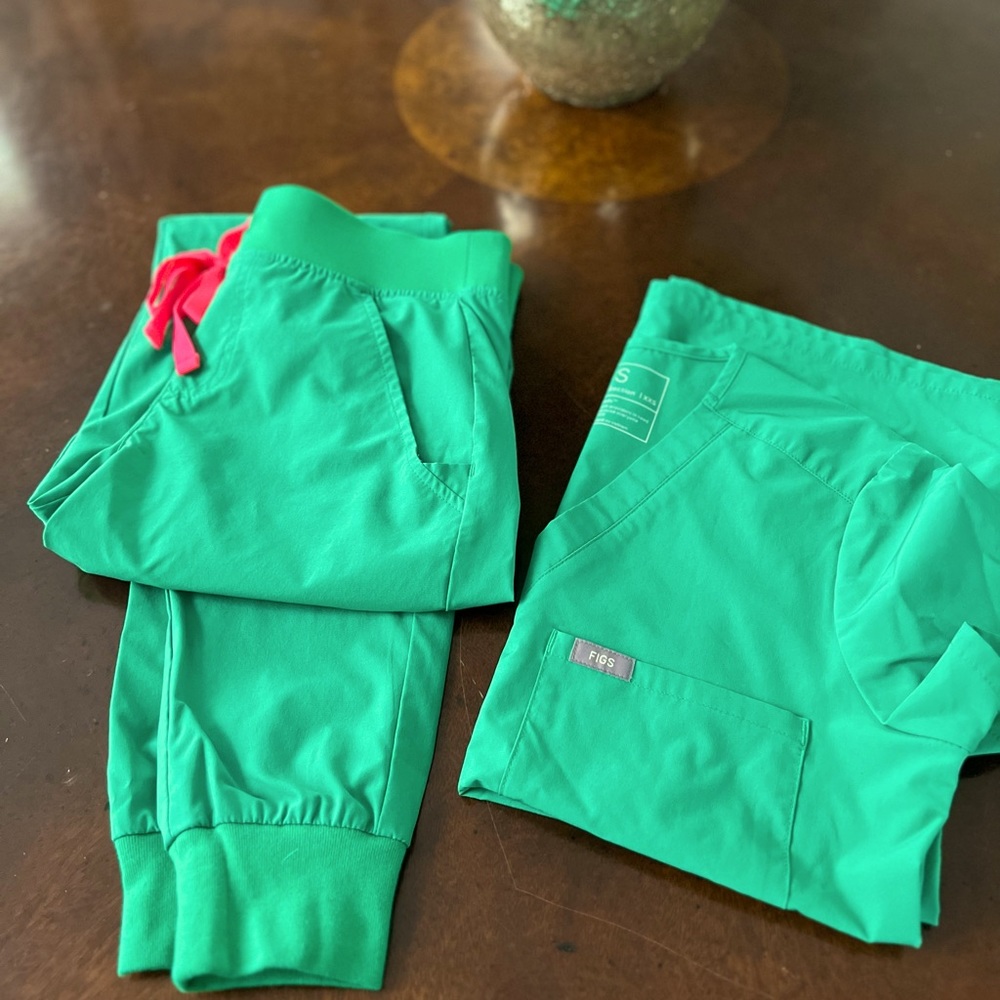 LIKE NEW!!! FIGS SET (FreeX material & limited ed. color). XXS top XXS/T bottoms